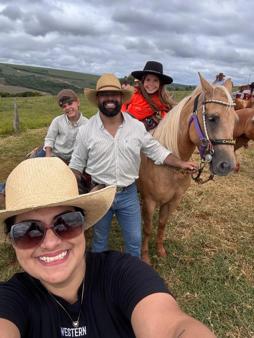 Fernando FH com a família durante passeio com cavalos